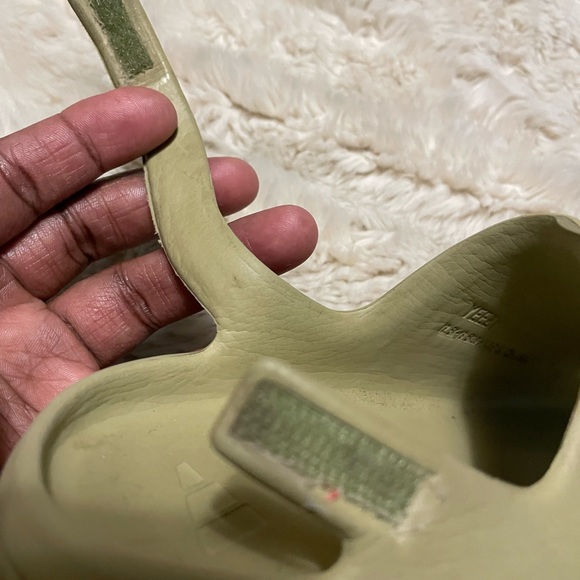 Kids Yeezys - Picture 6 of 9